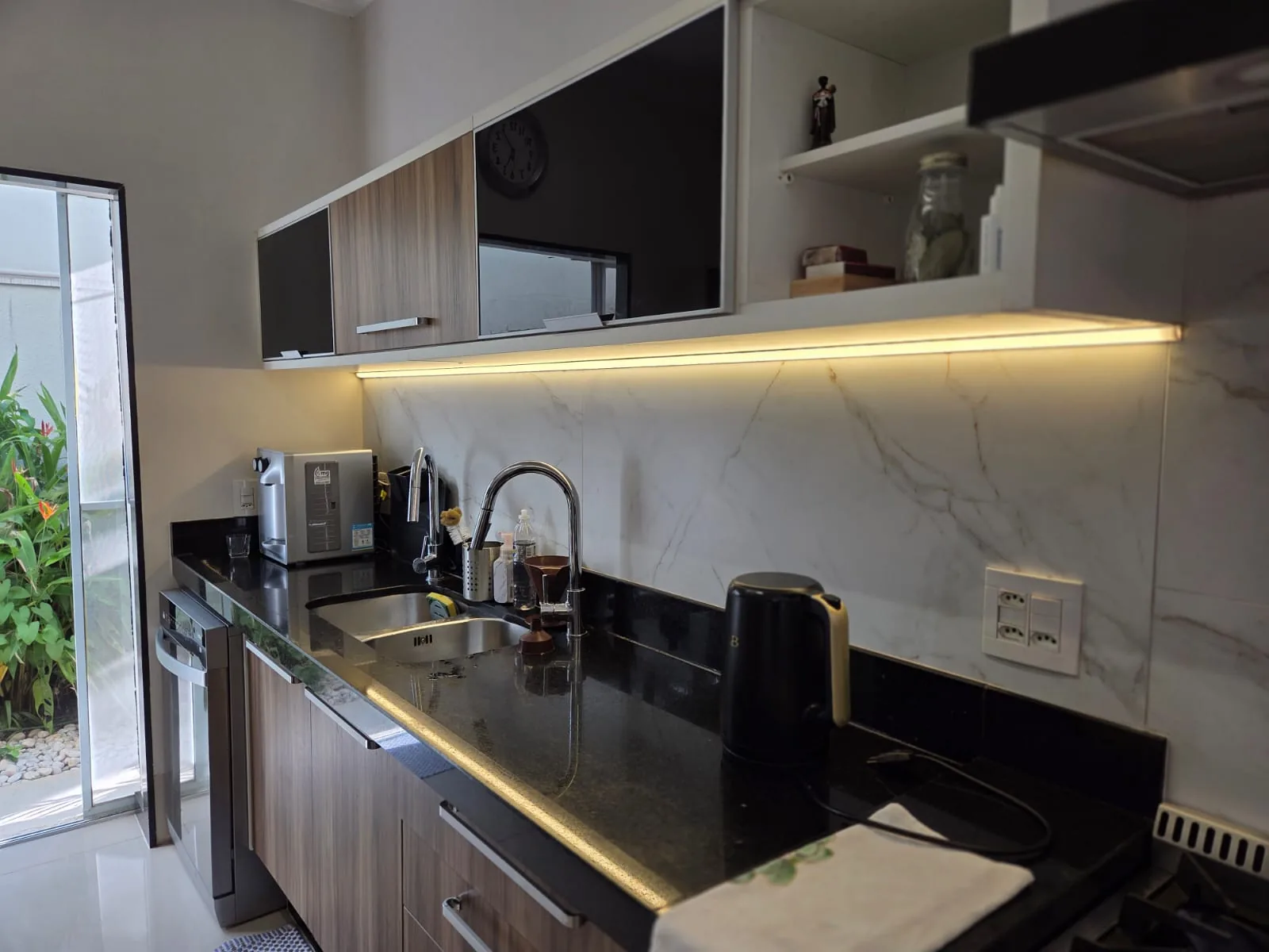 Iluminação linear instalada em cozinha residencial
